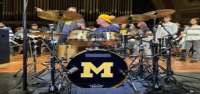 Las raíces del baterista de los Red Hot Chili Peppers, Chad Smith, en el Medio Oeste, inspiran un regalo sorpresa a la Universidad de Michigan.