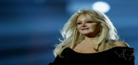 Bonnie Tyler, quien alcanzó la cima de las listas con el épico "Total Eclipse of the Heart", ha fallecido a los 75 años.