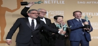 El elenco de 'Conclave' celebra con Timothée Chalamet y Ariana Grande tras su gran victoria en los Premios SAG