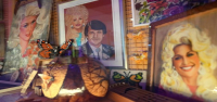 El legado multifacético de Dolly Parton se exhibe en un museo y hotel de Nashville.