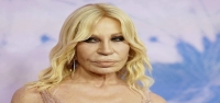 Donatella Versace deja la dirección creativa de la casa de moda de Milán, tras una reestructuración por parte de su propietario estadounidense.