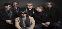 Después de años de encontrar el Salón de la Fama del Rock & Roll frío como el hielo, Foreigner ahora sabe lo que es el amor.