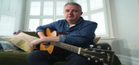 La IA ayudó a un músico con Parkinson a terminar su nuevo álbum cuando ya no podía tocar la guitarra.