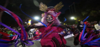 Colectivo LGBTQ+ camina en la Marcha de las Catrinas de la Ciudad de México antes de las celebraciones del Día de Muertos