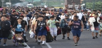 Un grupo de 2.000 migrantes avanza por el sur de México con la esperanza de llegar a Estados Unidos.