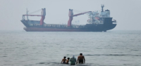 Un barco encalla en el estrecho de Ormuz, reporta la TV estatal iraní