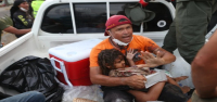Los venezolanos buscan más escombros del terremoto mientras la atención se centra en la crisis humanitaria.