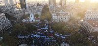 Protestas masivas en Argentina denuncian los recortes presupuestarios de Milei a prestigiosas universidades públicas.