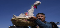 Rituales milenarios y líderes espirituales: así se honra a la Pachamama en las cimas de Bolivia