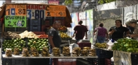 Venezolanos buscan estirar salarios insuficientes que esperan aumenten tras las elecciones