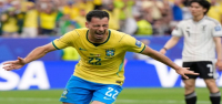 Gabriel Martinelli anota en el último minuto del tiempo añadido para ayudar a Brasil a vencer a Japón por 2-1 en la Copa del Mundo.