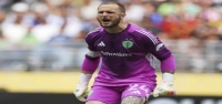 El portero de los Sounders, Stefan Frei, fue trasladado en ambulancia tras chocar su cabeza con la rodilla de su rival.