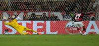 Las 3 paradas de penalti de Muslera llevan a Estudiantes con 10 hombres a superar a Flamengo y llegar a la final de la Libertadores
