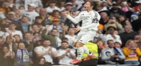 El gol de Modric ayuda al Real Madrid a igualar a puntos al Barcelona en la cima de la liga española