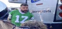 Jason Kelce se disculpa por el incidente con su teléfono celular en el partido Ohio State-Penn State antes del partido Bucs-Chiefs