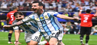 Lionel Messi lidera a Argentina en una remontada que les da la victoria por 3-2 sobre Egipto y un lugar en los cuartos de final del Mundial.