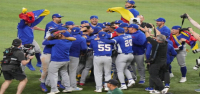 Venezuela vence a Estados Unidos 3-2 con un doblete de Suárez en la novena entrada para ganar su primer título del Clásico Mundial de Béisbol.
