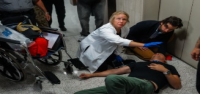 Agentes federales agarran y empujan a periodistas afuera de la corte de inmigración de Nueva York, enviando a uno al hospital