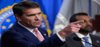 Estados Unidos utiliza un tribunal inactivo para solicitar la deportación de una mujer afgana acusada de ayudar en un complot terrorista.