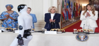 Melania Trump comparte protagonismo con un robot en cumbre de educación y tecnología