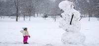 Fuerte tormenta invernal que arrojó nieve en sur de EEUU mantiene su gélido control