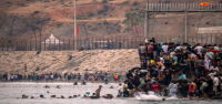 60.000 personas cruzan al territorio español de Ceuta y al menos 34 mueren tras una violación de la frontera.