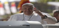 El papa celebra la recuperación de Timor Oriental y admite escándalo de abusos de un obispo