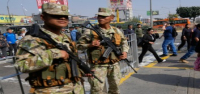 Militares y policías patrullan calles de la capital de Perú mientras comienza el estado de emergencia