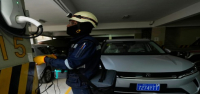 La escasez de combustible y la "gasolina basura" en Bolivia impulsan un auge en los coches eléctricos.