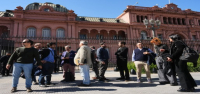 El líder argentino prohíbe el acceso de periodistas a la sede del gobierno, lo que genera preocupación por la libertad de prensa.