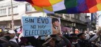 Seguidores de Evo Morales y la policía chocan en protesta por la inhabilitación de su candidatura