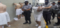 Migrantes deportados de EE. UU. a prisión salvadoreña siguen bajo control estadounidense, dicen funcionarios salvadoreños a la ONU