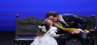El nuevo presidente de Colombia toma posesión en una ceremonia en Cali, donde destaca su postura firme contra los grupos armados.