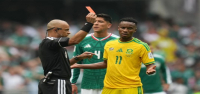 Tres tarjetas rojas empañan el partido inaugural del Mundial entre México y Sudáfrica.