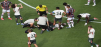 El mediocampista del Chelsea Moisés Caicedo se lastima el tobillo al final de la victoria sobre el Fluminense