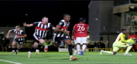 El Manchester United fue humillado al perder en la tanda de penaltis ante el Grimsby Town de la cuarta división en la Copa de la Liga.