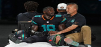 Tyreek Hill, de los Dolphins, fue retirado del campo y llevado al hospital con la rodilla izquierda dislocada.