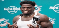 La policía detiene a Tyreek Hill antes del partido de los Dolphins. El agente es puesto en licencia