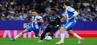 Vinícius anota dos goles y la victoria del Real Madrid mantiene al Barcelona a la espera del título de liga española.