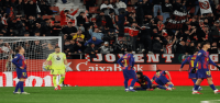 Lamine falla un penal y Barcelona cae 2-1 en Girona para dejar a Real Madrid en la cima