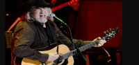 John Anderson, estrella de la música country cuyos éxitos incluyeron 'Wild and Blue', muere a los 71 años.