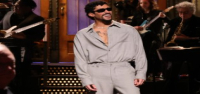 Bad Bunny inicia la temporada 51 de 'SNL' con un grupo de caras nuevas y critica a sus críticos del Super Bowl.
