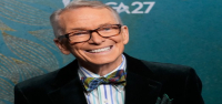 Bob Mackie, diseñador de las estrellas que vistió a Cher y Marilyn y definió el glamour de los años 70, muere a los 87 años.