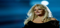 La cantante Bonnie Tyler salió del coma pero permanece en cuidados intensivos tras una cirugía de emergencia.