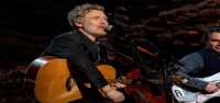 Glen Hansard, músico irlandés ganador del Oscar por 'Once', fallece en un accidente de motocicleta.