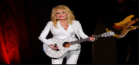 Dolly Parton pospone su residencia en Las Vegas por problemas de salud