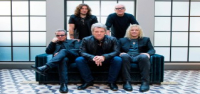 Bon Jovi se lanza de gira. La banda anuncia su primera gira desde la cirugía de cuerdas vocales de Jon Bon Jovi.