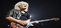 El guitarrista de Queen, Brian May, dice que sufrió un "derrame cerebral leve" pero que aún puede tocar