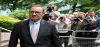 Kevin Spacey llega a un acuerdo extrajudicial con tres hombres por presuntas agresiones sexuales.