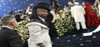 Dentro de la Gala del Met: bajo un cielo repleto de pétalos, los invitados honran el estilo negro y celebran una "noche monumental".